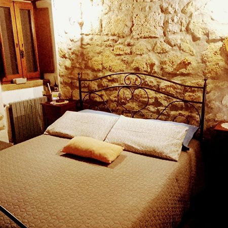 La Chascona Di Farnese Casa Di Tufo Nel Borgo Exterior foto