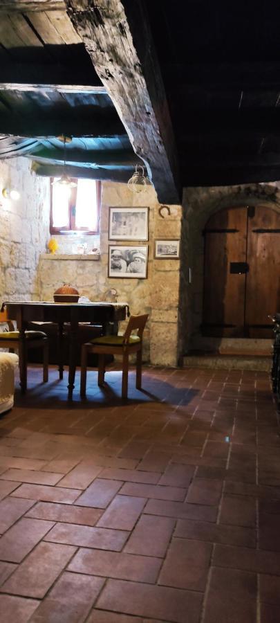 La Chascona Di Farnese Casa Di Tufo Nel Borgo Exterior foto