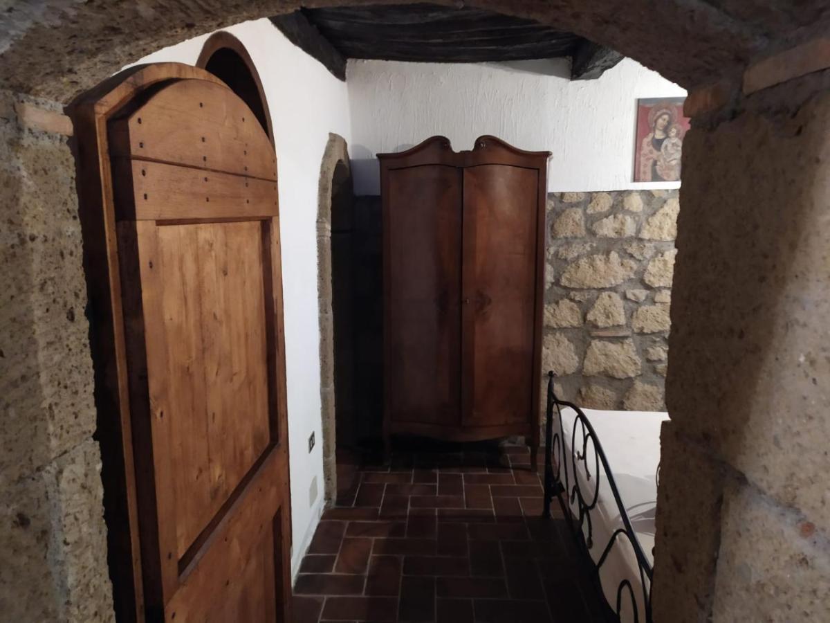 La Chascona Di Farnese Casa Di Tufo Nel Borgo Exterior foto