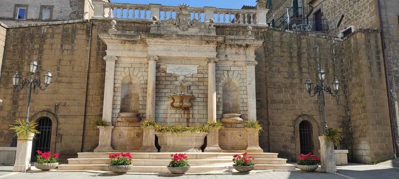La Chascona Di Farnese Casa Di Tufo Nel Borgo Exterior foto