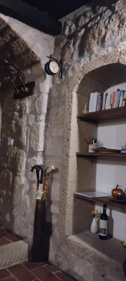 La Chascona Di Farnese Casa Di Tufo Nel Borgo Exterior foto