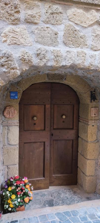 La Chascona Di Farnese Casa Di Tufo Nel Borgo Exterior foto