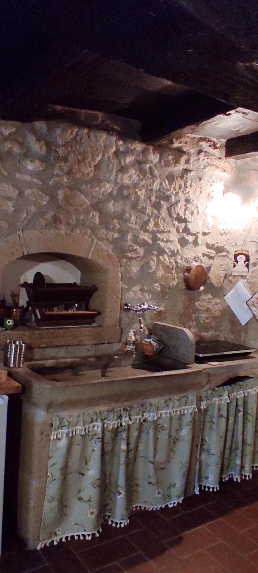 La Chascona Di Farnese Casa Di Tufo Nel Borgo Exterior foto
