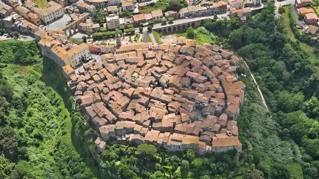La Chascona Di Farnese Casa Di Tufo Nel Borgo Exterior foto