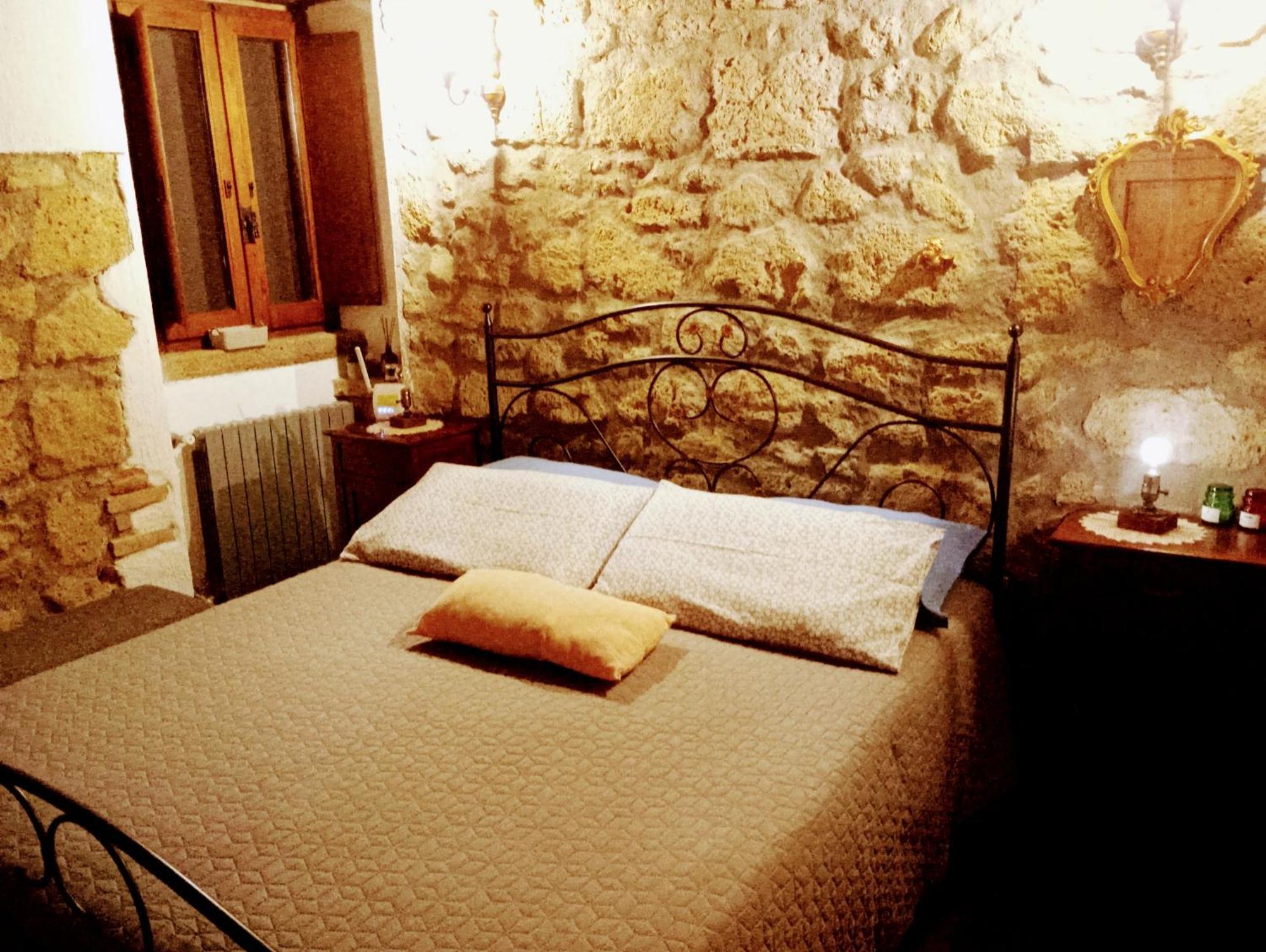 La Chascona Di Farnese Casa Di Tufo Nel Borgo Exterior foto